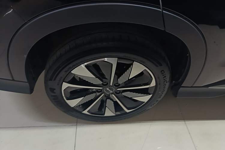 Used BYD Song PLUS New Energy 2025 DM-i 112KM Prestige Model Right Rear Wheel Hub