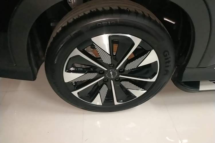 Used BYD Song PLUS New Energy 2025 DM-i 112KM Prestige Model Right Rear Wheel Hub
