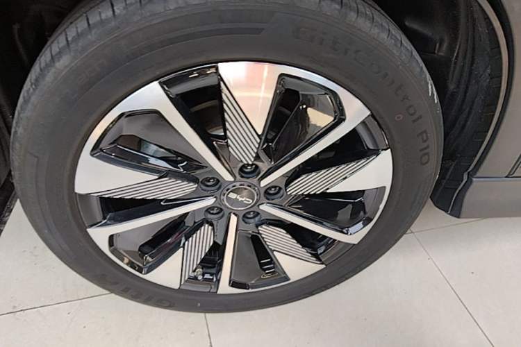 Used BYD Song PLUS New Energy 2025 DM-i 112KM Prestige Model Right Rear Wheel Hub
