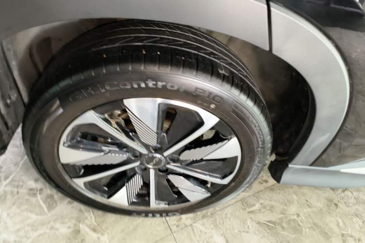 Used BYD Song PLUS New Energy 2025 DM-i 112KM Prestige Model Right Rear Wheel Hub