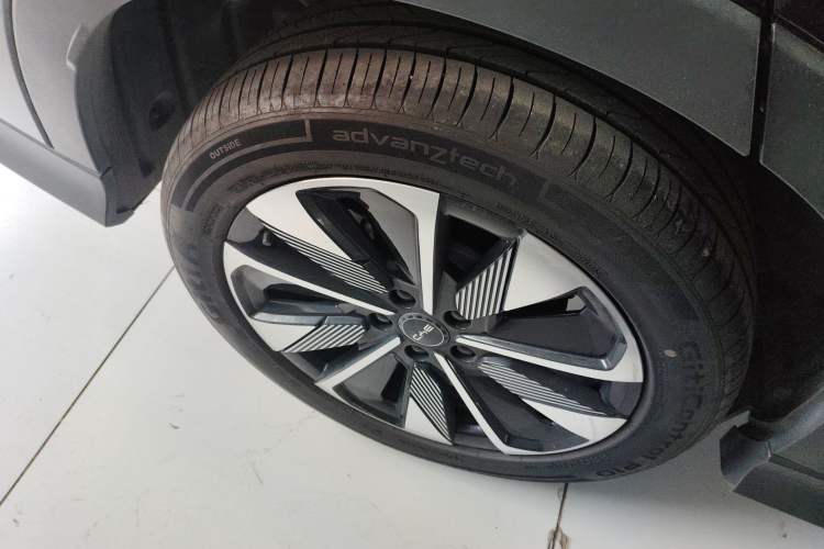 Used BYD Song PLUS New Energy 2025 DM-i 112KM Prestige Model Right Rear Wheel Hub