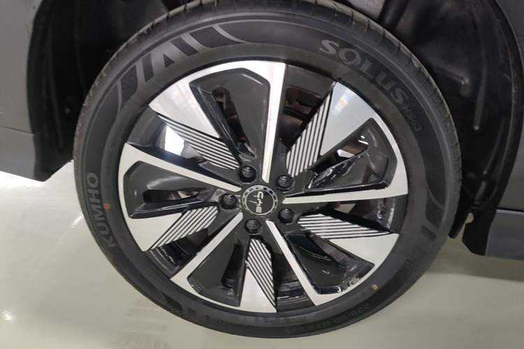 Used BYD Song PLUS New Energy 2025 DM-i Smart Drive 112KM Prestige Model Right Rear Wheel Hub