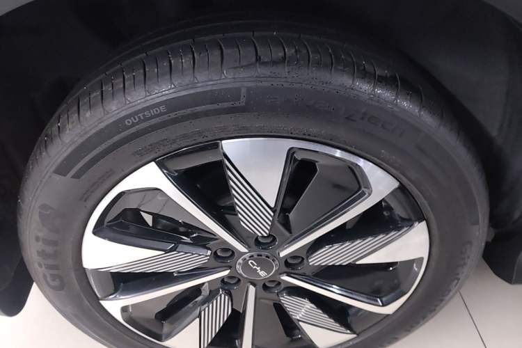 Used BYD Song PLUS New Energy 2025 DM-i Intelligent Driving 160KM Flagship Model Right Rear Wheel Hub