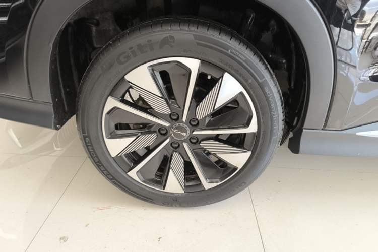 Used BYD Song PLUS New Energy 2025 DM-i Intelligent Driving 160KM Flagship Model Right Rear Wheel Hub