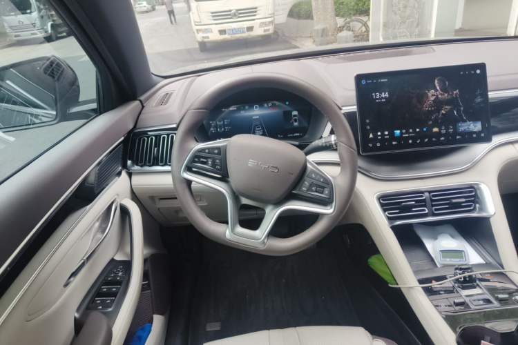 Used BYD Song PLUS New Energy 2025 DM-i Smart Drive 112KM Prestige Model Steering Wheel