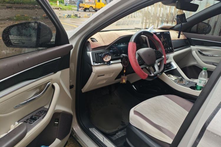 Used BYD Song PLUS New Energy 2025 EV with 605 km Range – Flagship Version Driver Seat