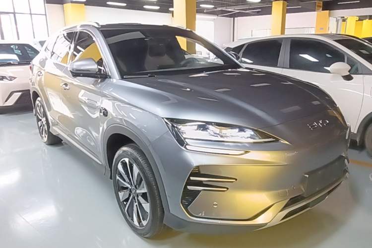 Used BYD Song PLUS New Energy 2025 EV Intelligent Driving Edition 520km Luxury Model Front Right 45 Deg