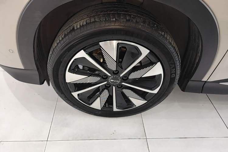 Used BYD Song PLUS New Energy 2025 DM-i Smart Drive 112KM Prestige Model Left Front Wheel Hub