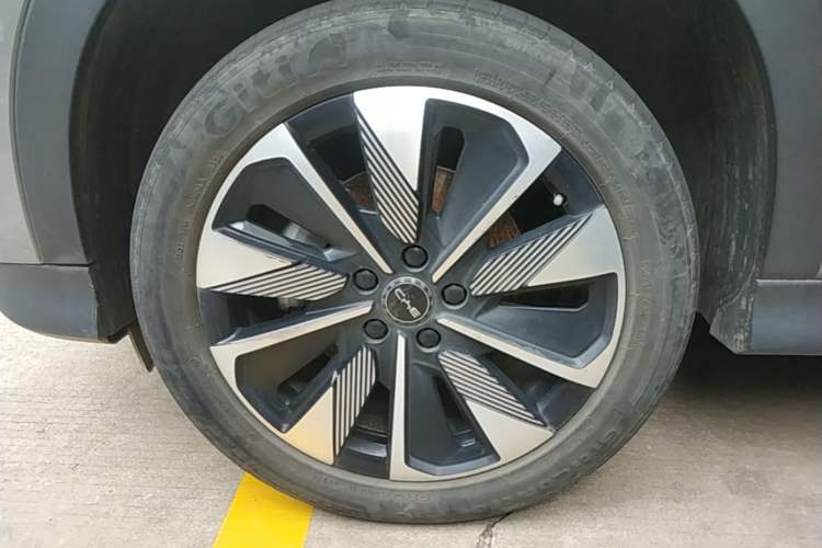 Used BYD Song PLUS New Energy 2025 DM-i 112KM Prestige Model Left Front Wheel Hub