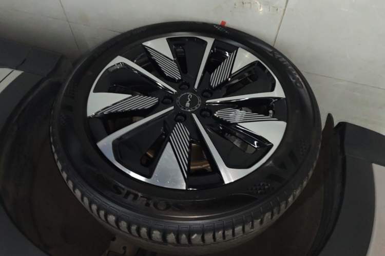 Used BYD Song PLUS New Energy 2025 DM-i 112KM Prestige Model Left Front Wheel Hub