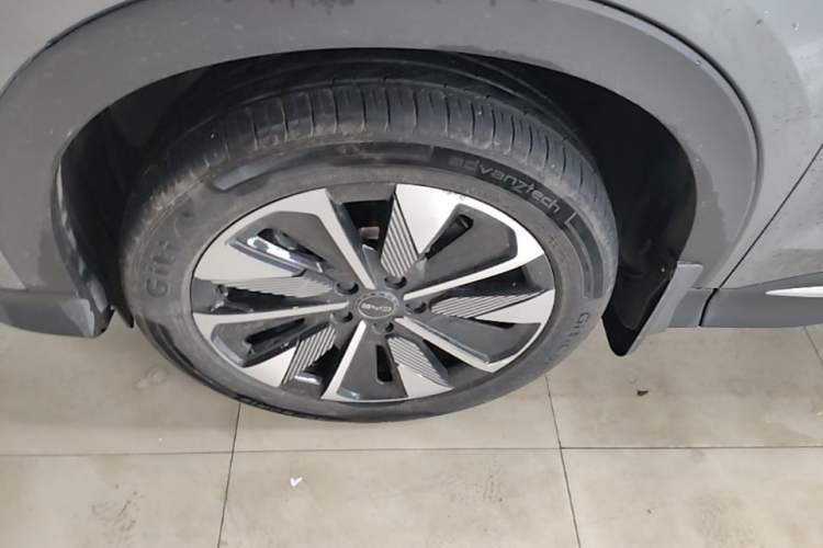 Used BYD Song PLUS New Energy 2025 DM-i 112KM Prestige Model Left Front Wheel Hub