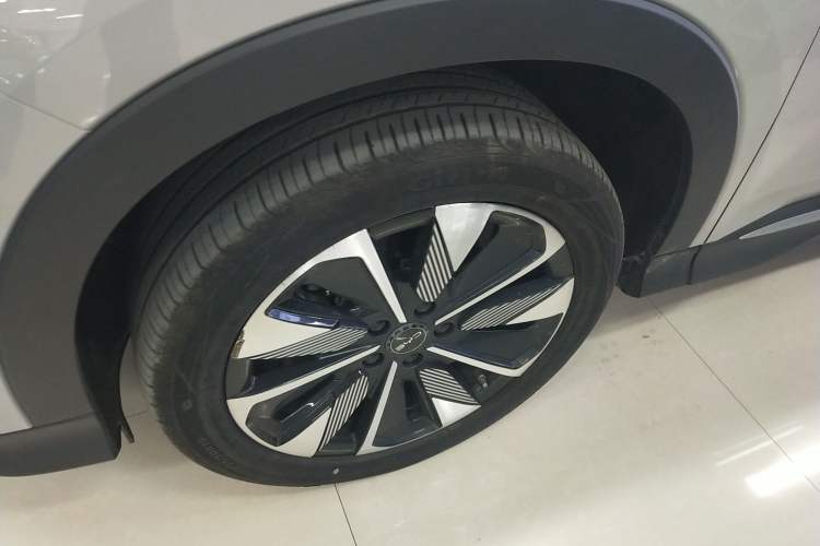 Used BYD Song PLUS New Energy 2025 EV Intelligent Driving Version 520km Premium Model Left Front Wheel Hub