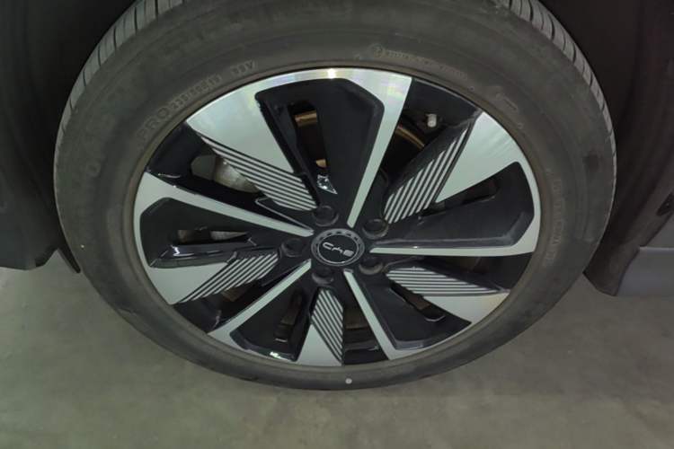 Used BYD Song PLUS New Energy 2025 DM-i 160KM Flagship Model Left Front Wheel Hub
