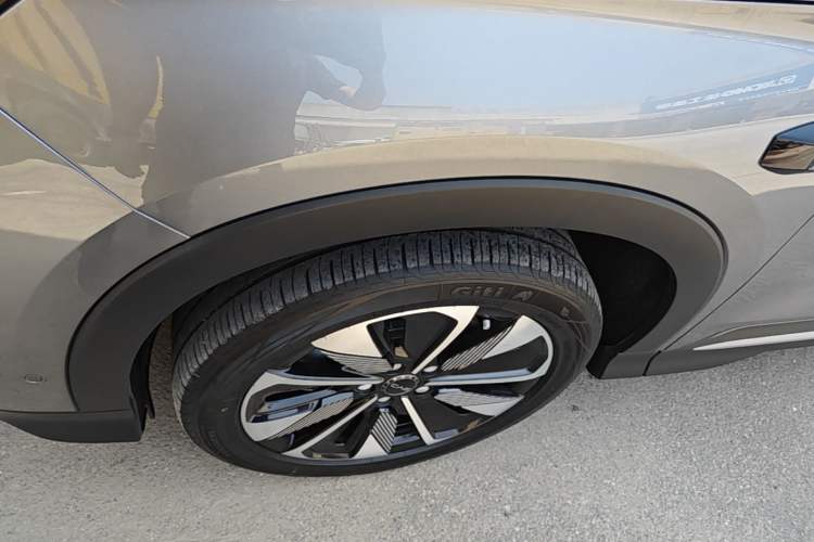 Used BYD Song PLUS New Energy 2025 EV Intelligent Driving Edition 520km Luxury Model Left Front Wheel Hub