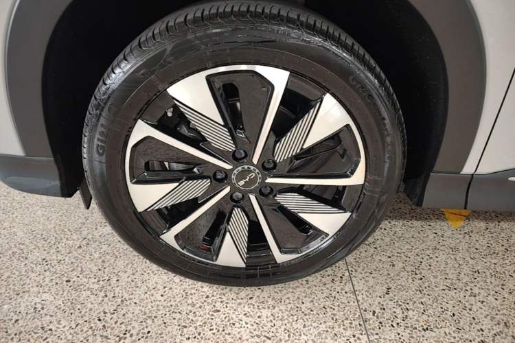 Used BYD Song PLUS New Energy 2025 EV Intelligent Driving Edition 520km Luxury Model Left Front Wheel Hub