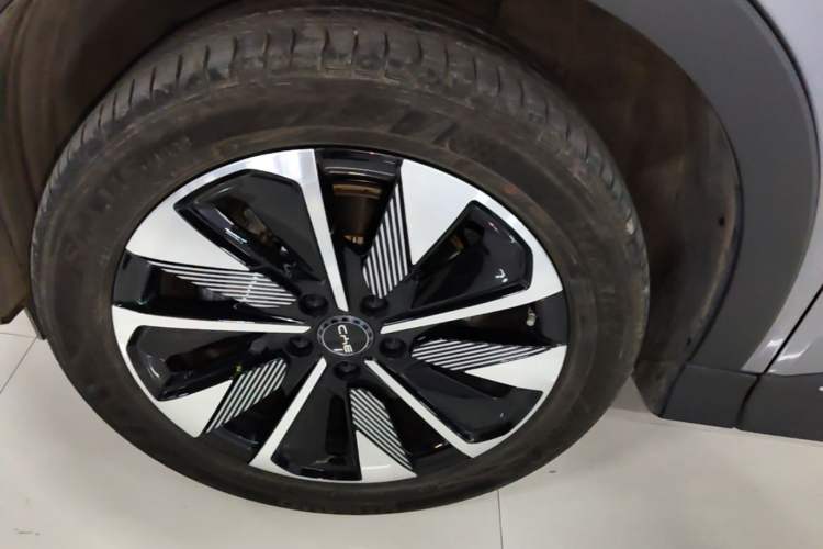 Used BYD Song PLUS New Energy 2025 DM-i 112KM Prestige Model Left Front Wheel Hub