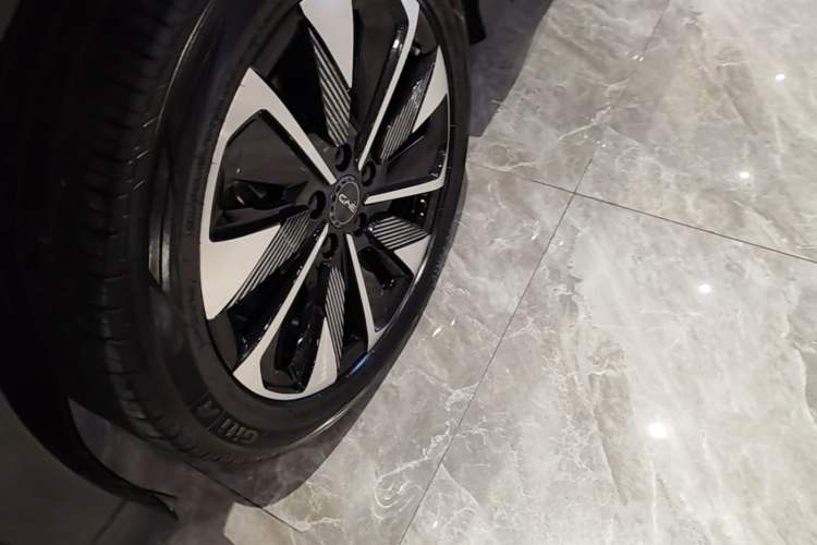 Used BYD Song PLUS New Energy 2025 EV 520km Luxury Version Left Front Wheel Hub