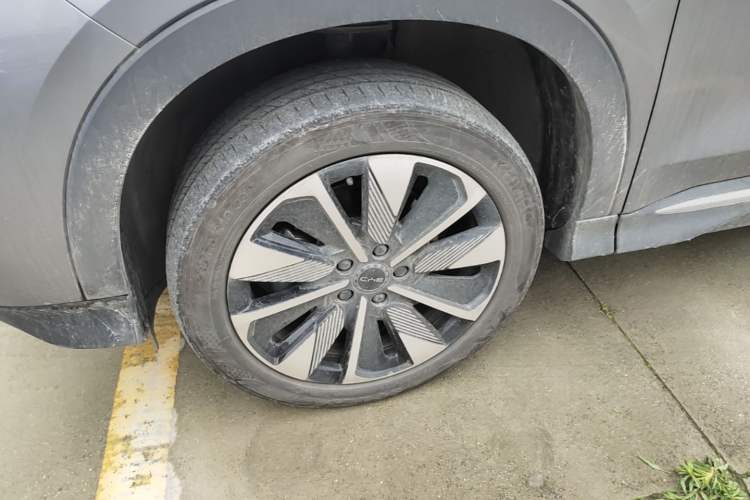 Used BYD Song PLUS New Energy 2025 DM-i 112KM Prestige Model Left Front Wheel Hub
