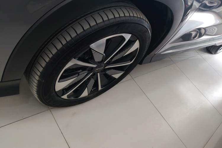 Used BYD Song PLUS New Energy 2025 DM-i 112KM Prestige Model Left Front Wheel Hub