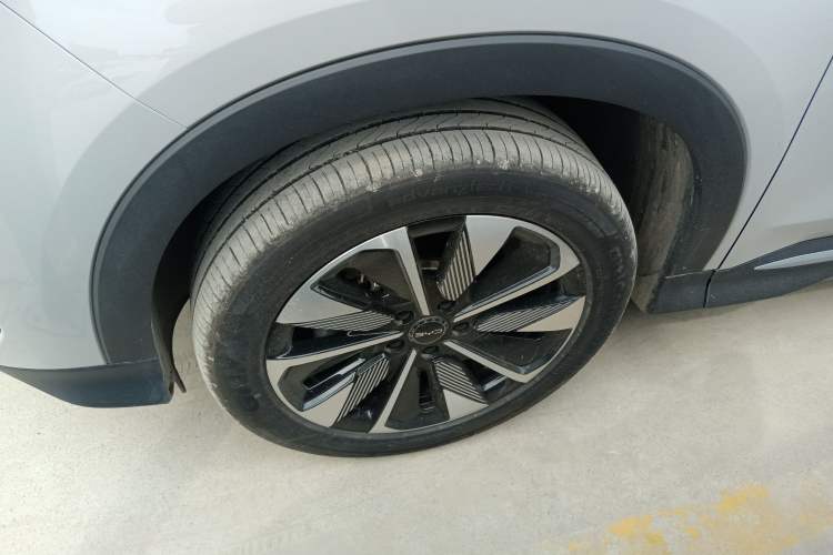 Used BYD Song PLUS New Energy 2025 DM-i 112KM Prestige Model Left Front Wheel Hub