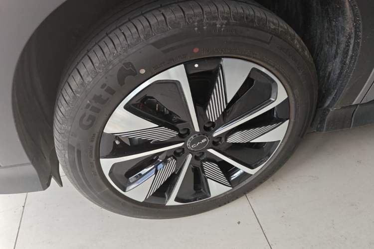 Used BYD Song PLUS New Energy 2025 DM-i 112KM Prestige Model Left Front Wheel Hub