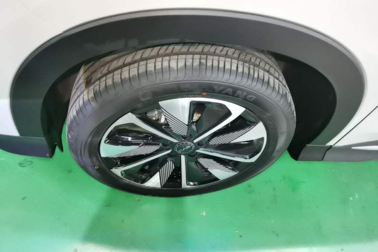 Used BYD Song PLUS New Energy 2025 DM-i Smart Drive 112KM Prestige Model Left Front Wheel Hub