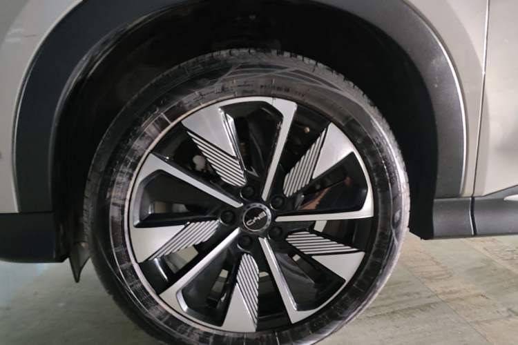 Used BYD Song PLUS New Energy 2025 DM-i 160KM Flagship PLUS Left Front Wheel Hub