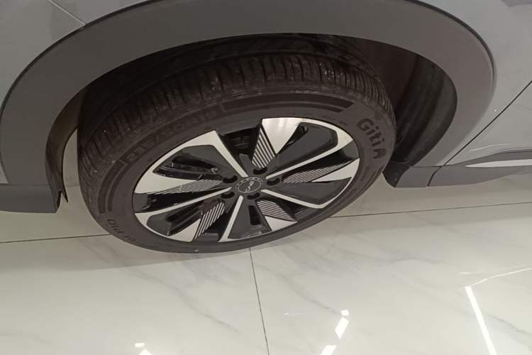 Used BYD Song PLUS New Energy 2025 DM-i 112KM Prestige Model Left Front Wheel Hub