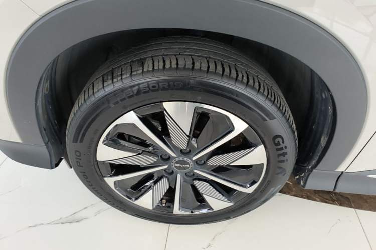 Used BYD Song PLUS New Energy 2025 DM-i 112KM Prestige Model Left Front Wheel Hub