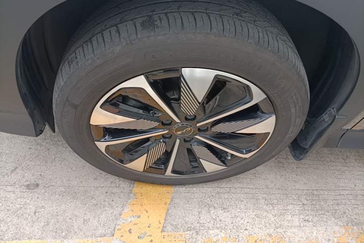 Used BYD Song PLUS New Energy 2025 DM-i 112KM Prestige Model Left Front Wheel Hub