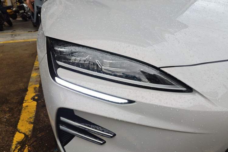 Used BYD Song PLUS New Energy 2025 EV with 605 km Range – Flagship Version Right Front Headlight