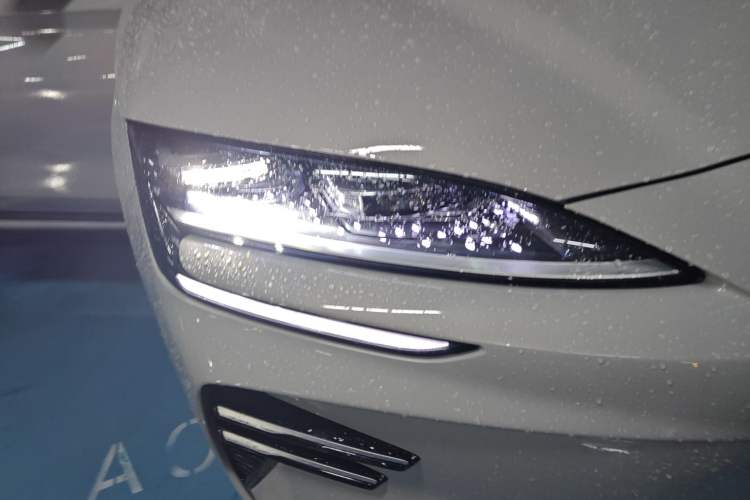 Used BYD Song PLUS New Energy 2025 EV 520km Luxury Version Right Front Headlight