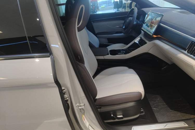 Used BYD Song PLUS New Energy 2025 DM-i Intelligent Driving 160KM Flagship Model Right Front Seat