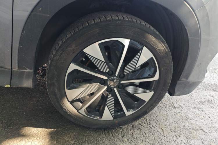 Used BYD Song PLUS New Energy 2025 DM-i Smart Drive 112KM Prestige Model Right Front Wheel Hub