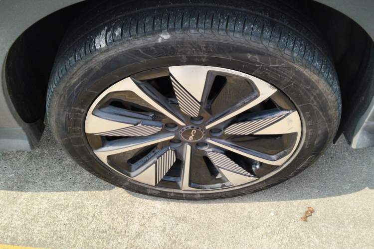 Used BYD Song PLUS New Energy 2025 EV 520km Luxury Version Right Front Wheel Hub