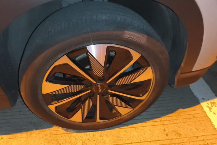 Used BYD Song PLUS New Energy 2025 EV 520km Premium Version Right Front Wheel Hub