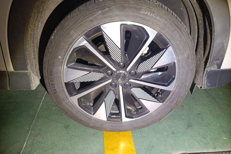 Used BYD Song PLUS New Energy 2025 EV 520km Premium Version Right Front Wheel Hub