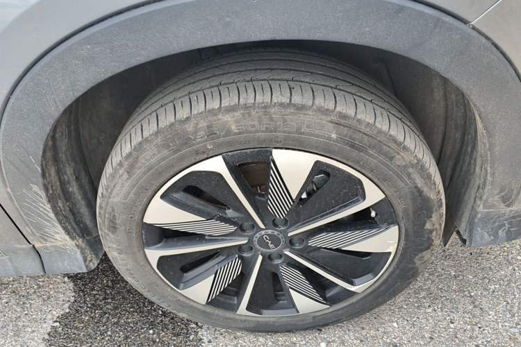 Used BYD Song PLUS New Energy 2025 DM-i 112KM Prestige Model Right Front Wheel Hub