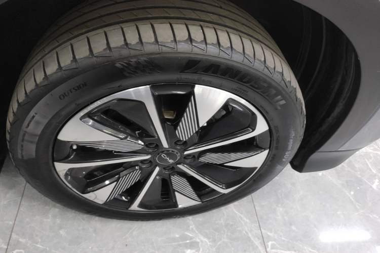 Used BYD Song PLUS New Energy 2025 DM-i 112KM Prestige Model Right Front Wheel Hub