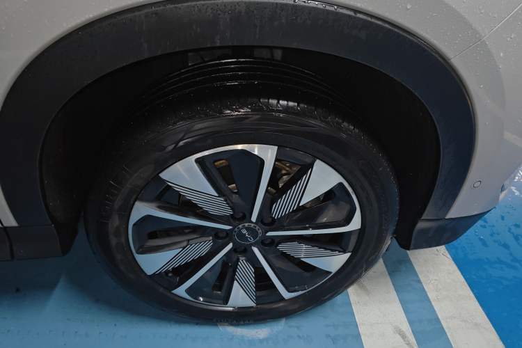 Used BYD Song PLUS New Energy 2025 EV 520km Luxury Version Right Front Wheel Hub