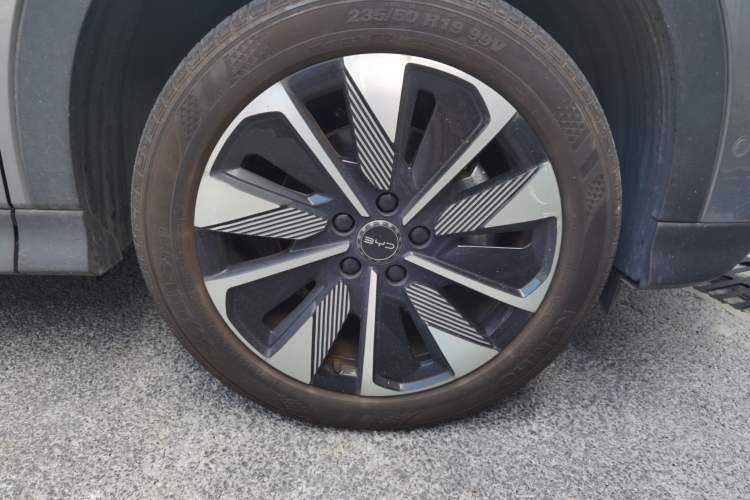 Used BYD Song PLUS New Energy 2025 DM-i 112KM Prestige Model Right Front Wheel Hub