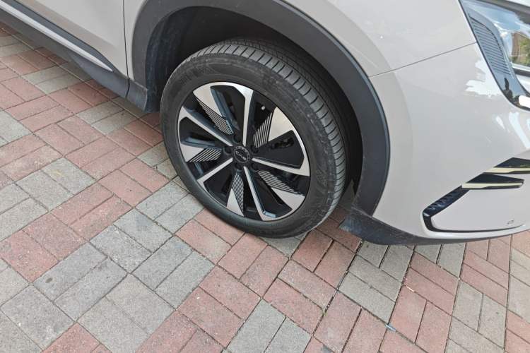 Used BYD Song PLUS New Energy 2025 DM-i 75KM Luxury Model Right Front Wheel Hub