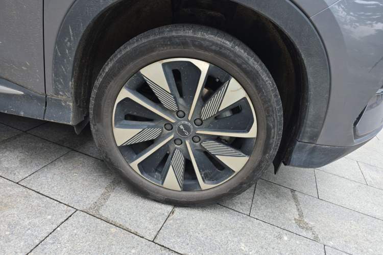 Used BYD Song PLUS New Energy 2025 EV 520km Luxury Version Right Front Wheel Hub