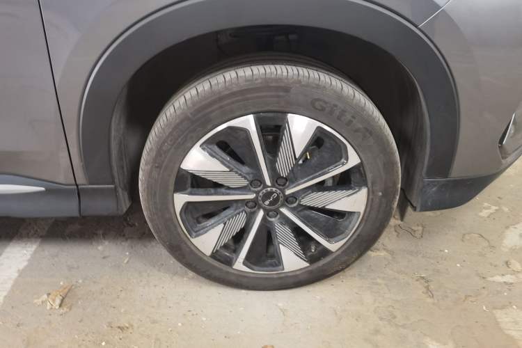 Used BYD Song PLUS New Energy 2025 DM-i 112KM Prestige Model Right Front Wheel Hub