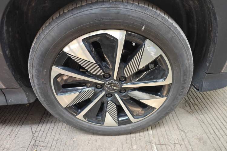 Used BYD Song PLUS New Energy 2025 DM-i Smart Drive 112KM Prestige Model Right Front Wheel Hub