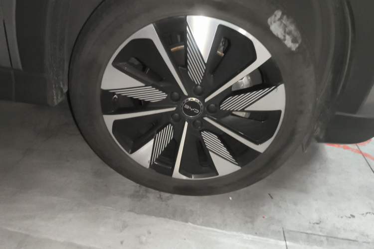 Used BYD Song PLUS New Energy 2025 DM-i 112KM Prestige Model Right Front Wheel Hub