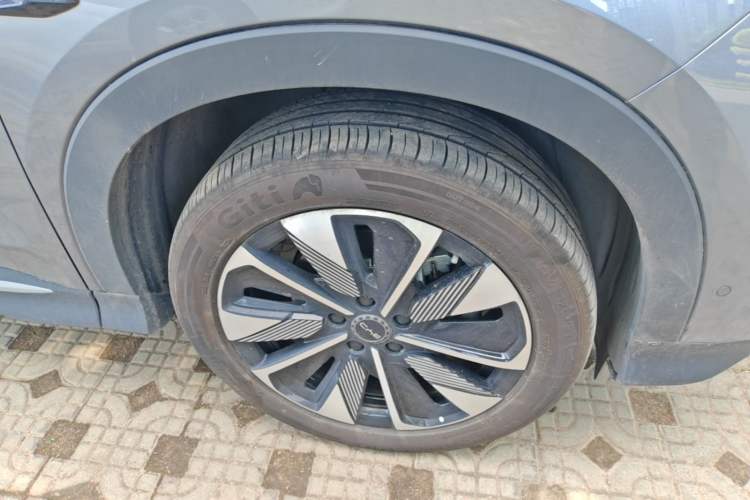 Used BYD Song PLUS New Energy 2025 DM-i 112KM Prestige Model Right Front Wheel Hub