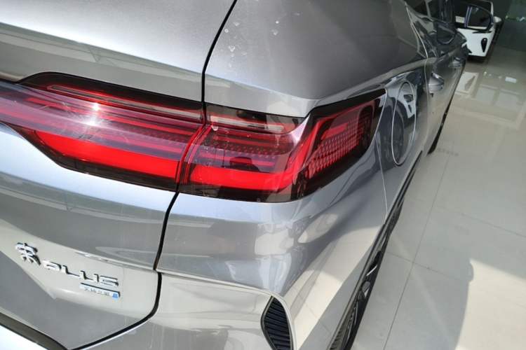 Used BYD Song PLUS New Energy 2025 EV Intelligent Driving Version 520km Premium Model Right Rear Taillight