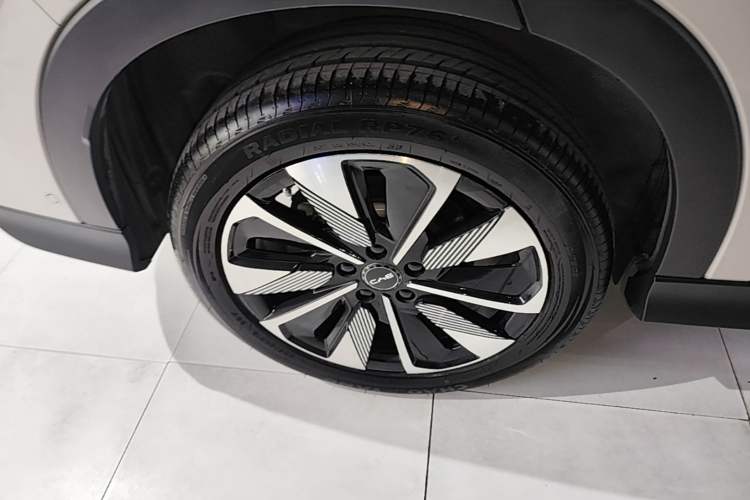 Used BYD Song PLUS New Energy 2025 DM-i Smart Drive 112KM Prestige Model Right Rear Wheel Hub