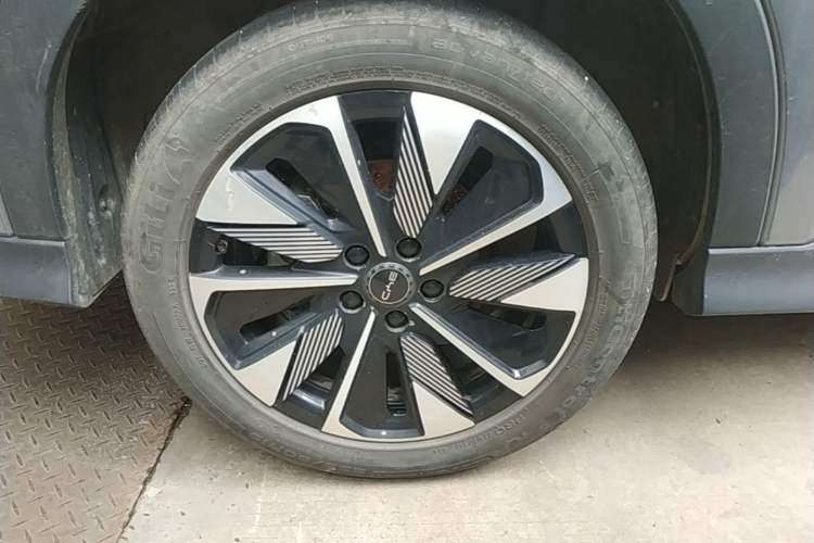 Used BYD Song PLUS New Energy 2025 DM-i 112KM Prestige Model Right Rear Wheel Hub